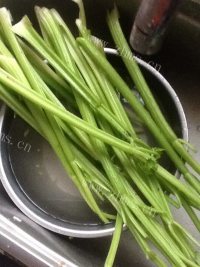 简单版芹菜炒肉丝做法图解3)