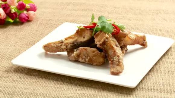 色泽鲜亮的炸鱼块