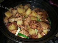 家常菜土豆焖五花肉