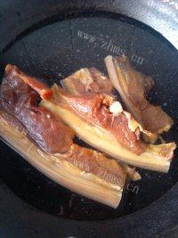 很有食欲的大葱炒腊肉做法图解2)