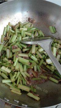 家常菜肉炒芹菜做法图解4)