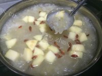 美味的苹果银耳汤圆糯米粥的做法图解三