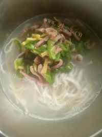 美味的青椒肉丝面
