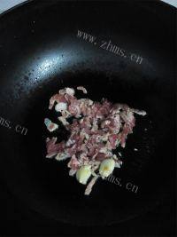 下饭的蒜薹炒肉做法图解3)