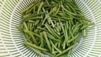 家常菜蒜苔炒肉做法图解1)
