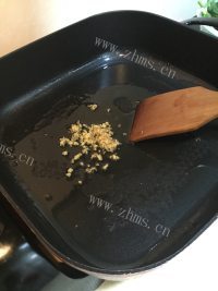 家常菜腊肠炒芥兰做法图解3)