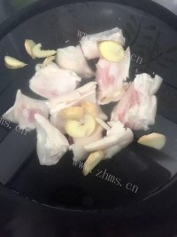 自制茶树菇黄豆猪蹄煲做法图解5)