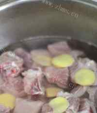 色味俱佳的玉米排骨汤做法图解3)