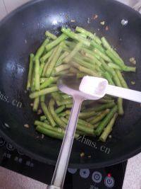 色味俱全的孜然豆角做法图解5)