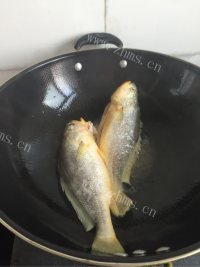 家常菜红烧黄鱼做法图解2)