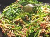 家常菜韭菜花炒肉丝做法图解7)