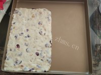 喷香的蔓越莓花生牛轧糖做法图解7)