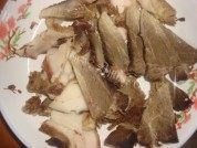 家常菜回锅肉炒蒜苔做法图解1)