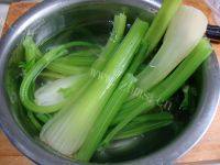 自己做的猪肉芹菜馅饼做法图解2)