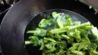 家常菜西兰花炒洋葱做法图解3)