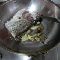 美味的鲈鱼豆腐汤做法图解6)