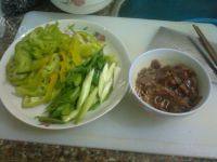 家常菜青椒炒牛肉做法图解1)