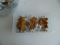 醇香芝麻肉松饭团做法图解2)