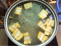 美味的玉米冬瓜排骨汤做法图解7)