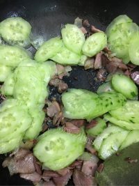 家常黄瓜炒腊肉做法图解6)