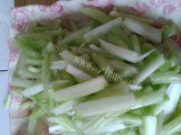 家常菜芹菜炒豆腐干做法图解2)