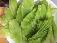 家常菜莴苣炒肉做法图解2)