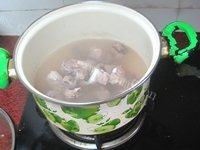 美味的玉米海带排骨汤做法图解2)