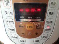 美味的玉米海带排骨汤做法图解6)
