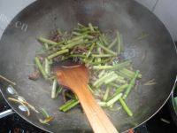 美味的牛肉炒蒜苔做法图解10)