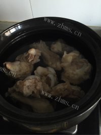 制作香喷喷的骨头煲做法图解2)