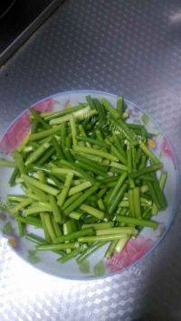 家常菜蒜薹炒蛋做法图解1)