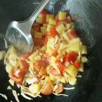 鲜甜的西红柿土豆咸笋汤的做法图解五
