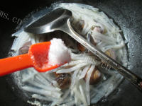 鲜美的萝卜圆蛤汤的做法图解七