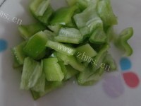 家常菜孜然土豆丁做法图解3)