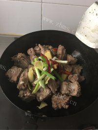 回味无穷的排骨烧土豆做法图解6)
