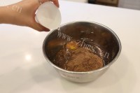 咸甜适中的自制蛋糕做法图解2)