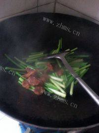 外婆做的腊肠炒蒜苔做法图解7)