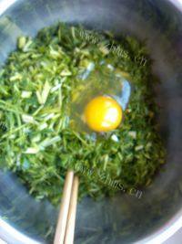 鲜香的茴香鸡蛋饼做法图解2)