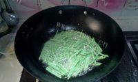 家常美食干煸豆角茄子做法图解4)