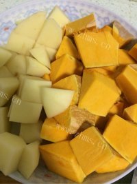 食欲满满的土豆炖南瓜做法图解1)