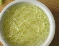 家常菜拌土豆丝做法图解2)