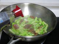 家常菜芹菜炒香肠做法图解5)