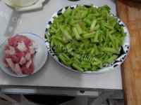 色香味浓的芹菜炒肉做法图解1)