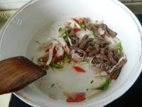 喷香的黑椒牛柳铁板饭做法图解11)