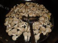 美味的蘑菇肉片汤做法图解5)