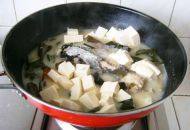 鳙鱼头豆腐汤的做法图解七