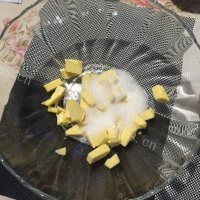 自制蛋黄椰丝球做法图解2)