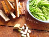 「健康美食」芹菜炒香干做法图解1)