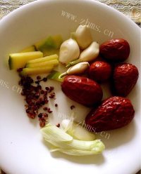 美味的红枣山药排骨汤做法图解3)
