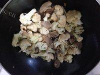 家常菜肉片炒菜花做法图解6)
